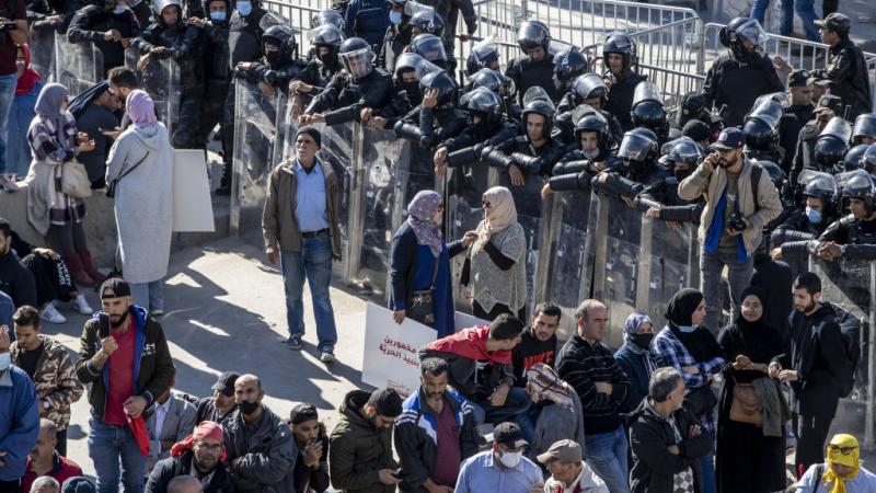 انتشرت قوات أمنية في محيط البرلمان التونسي وحالت دون وصول العديد من المتظاهرين