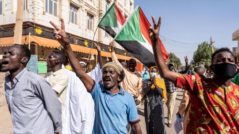 تشكو لجان المقاومة والجماعات المهنية من اعتقالات في صفوف نشطاء ومحتجين منذ بدء الانقلاب (غيتي)