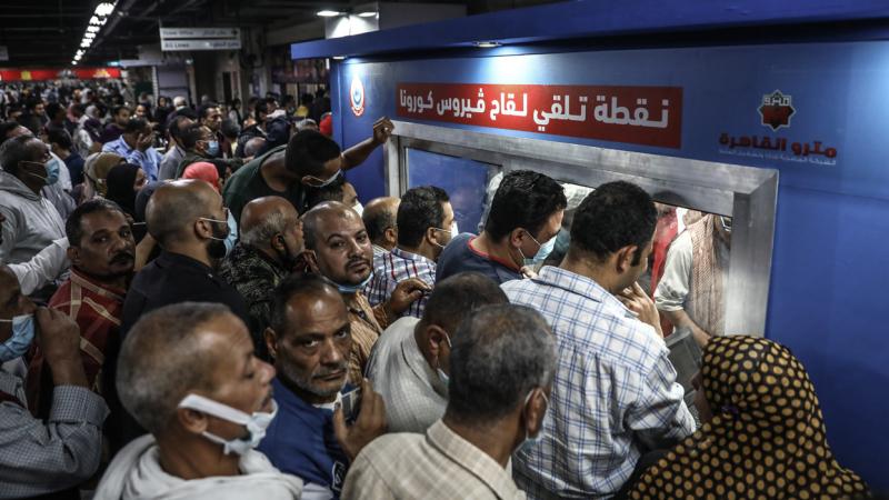 السلطات المصرية تعمل على تسريع وتيرة التلقيح في البلاد (غيتي)