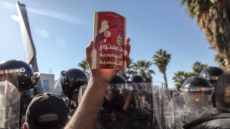 تواجه تونس أزمتين سياسية واقتصادية خانقة (غيتي)