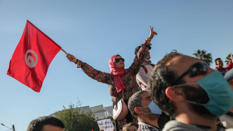 يواصل التونسيون تنظيم الفاعليات الاحتجاجية رفضًا لإجراءات الرئيس قيس سعيّد "الاستثنائية" التي يعتبرها كثيرون "انقلابًا" (غيتي)