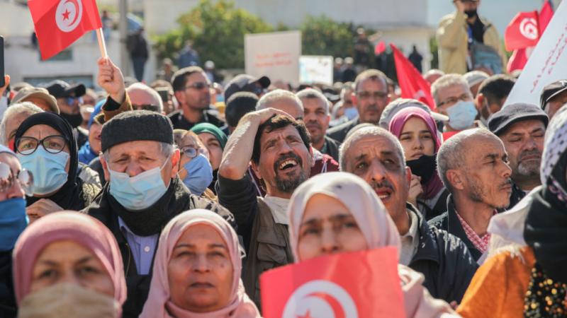 تجمّع أكثر من ثلاثة آلاف متظاهر الأحد قرب مبنى البرلمان التونسي المعلقة أعماله للاحتجاج على إجراءات قيس سعيّد (غيتي)