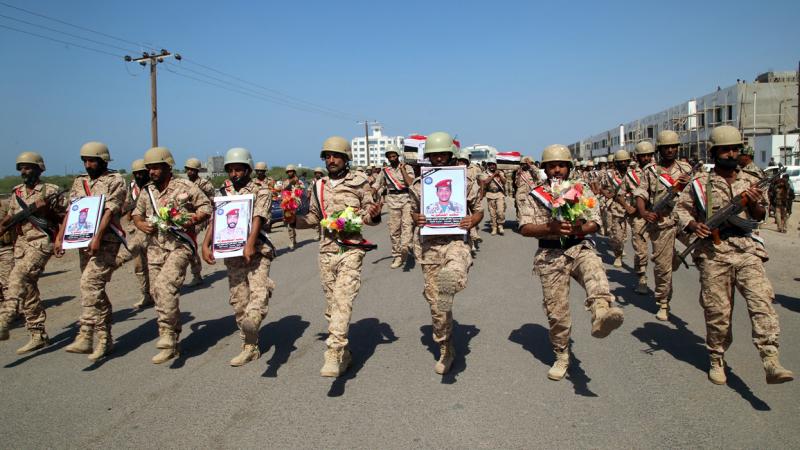 مقاتلون حكوميون خلال تشييع جثامين قتلى سقطوا في معارك بالحديدة (غيتي)