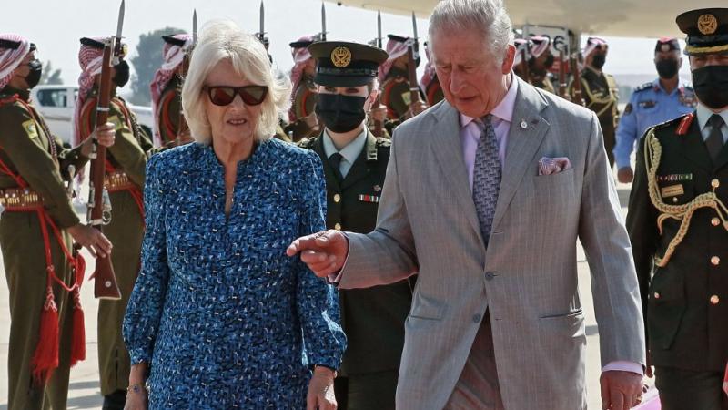 أثناء وصول الأمير تشارلز وزوجته كاميلا إلى الأردن (غيتي)