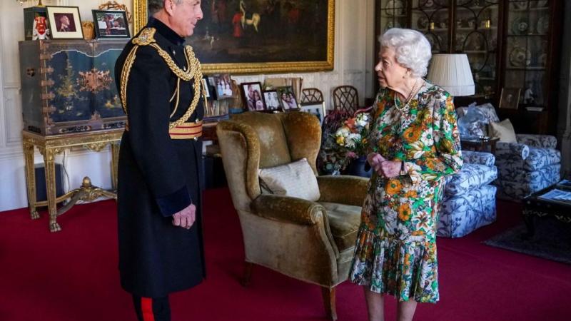 ملكة بريطانيا تتحدث مع رئيس أركان الجيش البريطاني الذي من المقرر أن يتقاعد من منصبه (غيتي)