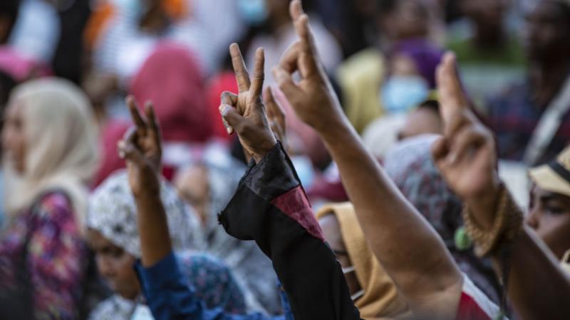 تستمر المظاهرات في السودان ضد الحكم العسكري منذ انقلاب البرهان في 25 أكتوبر وسط ارتفاع في أعداد الضحايا (غيتي)