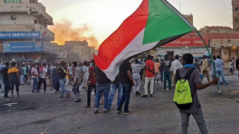 تتواصل المظاهرات الرافضة للانقلاب العسكري في السودان رغم حملات القمع التي تشنّها قوات الأمن (غيتي)