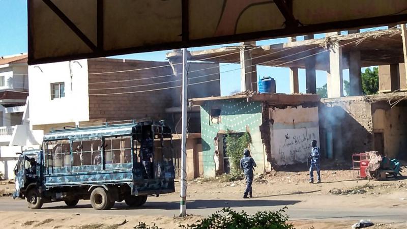 تحوّلت أحياء وشوارع السودان إلى "ساحة حرب" بعد قمع قوات الأمن للمتظاهرين المدنيين ضد الانقلاب العسكري (غيتي)