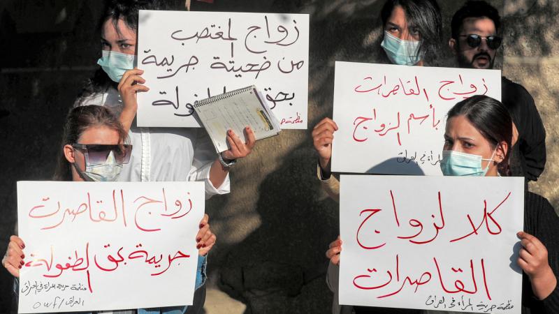 تظاهرة احتجاجية أمام محكمة الأحوال الشخصية في الكاظمية (غيتي)