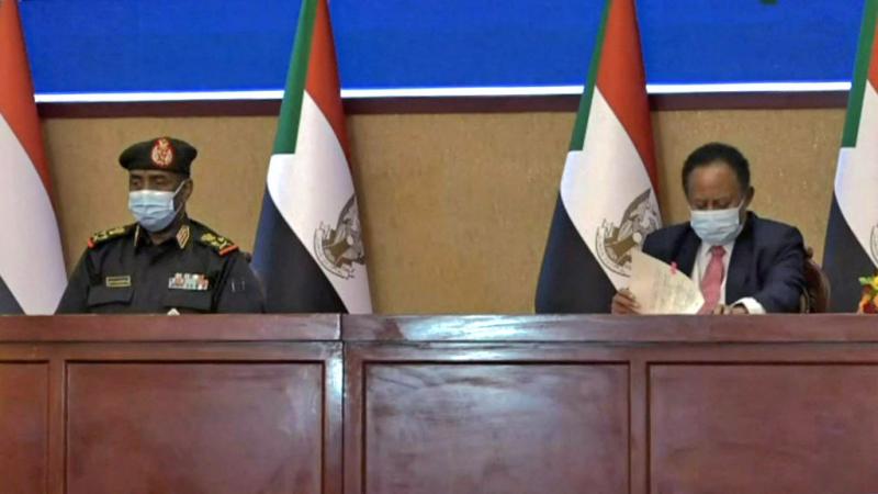 قائد الجيش عبد الفتاح البرهان ورئيس الوزراء عبد الله حمدوك خلال مراسم التوقيع على الاتفاق السياسي