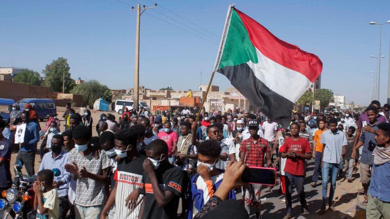 تستمر الاحتجاجات في السودان رفضًا للاتفاق الموقع بين حمدوك والبرهان (غيتي)