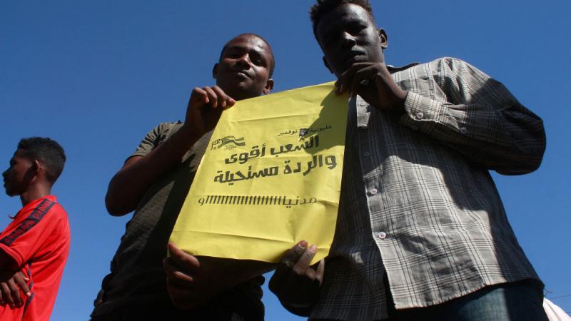 تتواصل الدعوات إلى مظاهرات في السودان رغم الاتفاق السياسي الذي وقّعه رئيس الوزراء عبد الله حمدوك مع قائد الجيش عبد الفتاح البرهان (غيتي)