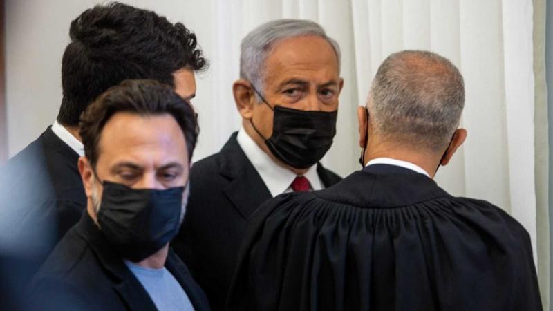 رئيس الحكومة الإسرائيلية السابق بنيامين نتنياهو في المحكمة (غيتي)