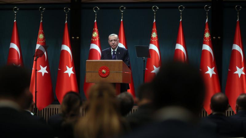 الرئيس التركي رجب طيب أردوغان أثناء إلقائه خطابًا عقب اجتماع للحكومة التركية (غيتي)