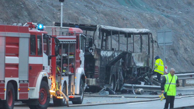 مسؤولون بلغارييون يعملون في موقع حادث حافلة، قتل فيه ما لا يقل عن 46 شخصًا  