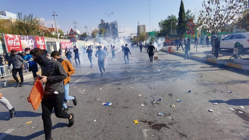اصطدمت قوات الأمن مع المتظاهرين بعدما حاولت فتح الطرقات المغلقة بالقوة (غيتي)