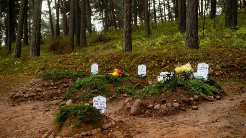دفن عدد من المهاجرين الذين قضوا في الغابة على الحدود بين بيلاروسيا وبولندا (غيتي)