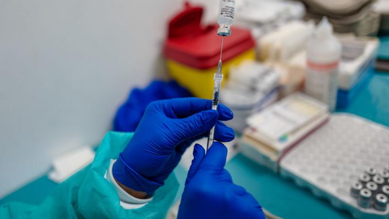 بدأت كثير من دول الاتحاد الأوروبي في إعطاء جرعات معززة من اللقاح المضاد لكوفيد-19 لسكانها (غيتي)