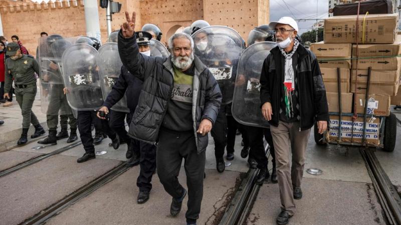 منع رجال الأمن المغاربة ناشطين من تنظيم الوقفة وسط العاصمة الرباط استنكارًا لزيارة وزير الدفاع الإسرائيلي المغرب