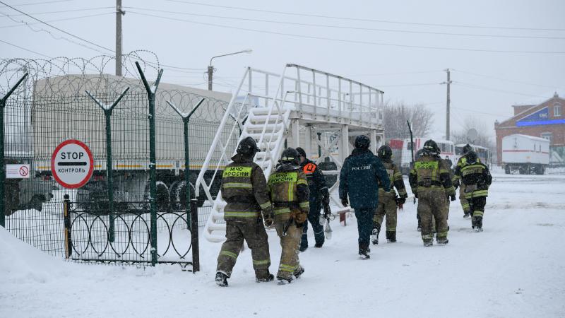 وصول فريق الإنقاذ إلى منجم ليستفياينايا بمدينة غراموتينو الروسية (غيتي)