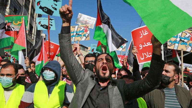 تظاهرة في عمان منددة باتفاقية الماء والكهرباء بين الأردن وإسرائيل (غيتي)