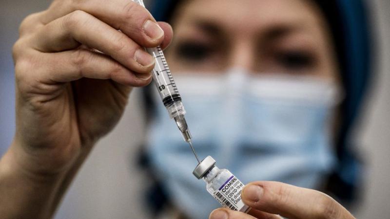 دعا الرئيس الأميركي إلى أخذ اللقاح لمواجهة المتحور الجديد من كورونا (غيتي)