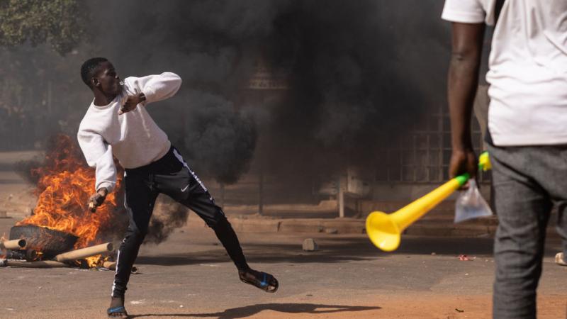 نصب شبان غاضبون حواجز وأضرموا النار في إطارات مطاطية في أحياء عدة من عاصمة بوركينا فاسو 