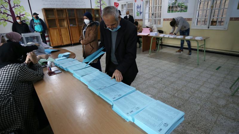 من داخل مراكز التصويت بالانتخابات المحلية المبكرة بالجزائر (غيتي)