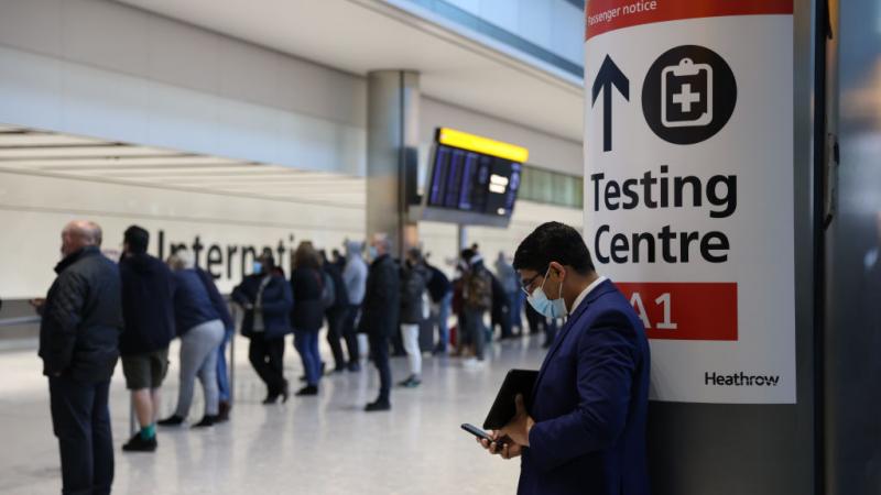 وضعت بريطانيا مجموعة من البلدان على "القائمة الحمراء" لقيود السفر بسبب متحور "أوميكرون" (غيتي)