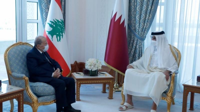 أمير قطر يستقبل الرئيس اللبناني في الديوان الأميري (غيتي)