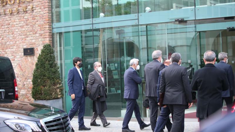 وصول الوفد الإيراني برئاسة مساعد وزير الخارجية علي باقري كني إلى مقر الاجتماع في فيينا (غيتي)