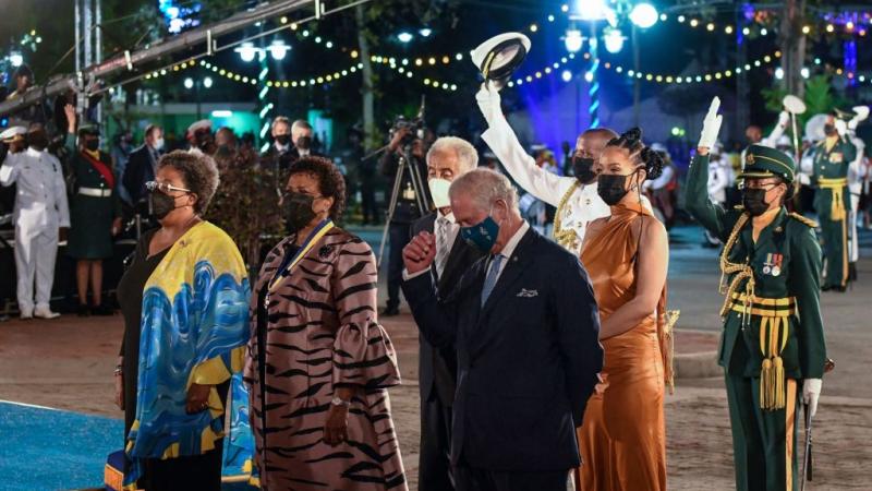 الأمير تشارلز والمغنية ريهانا في الاحتفال الرسمي لتحول باربادوس إلى جمهورية (غيتي)