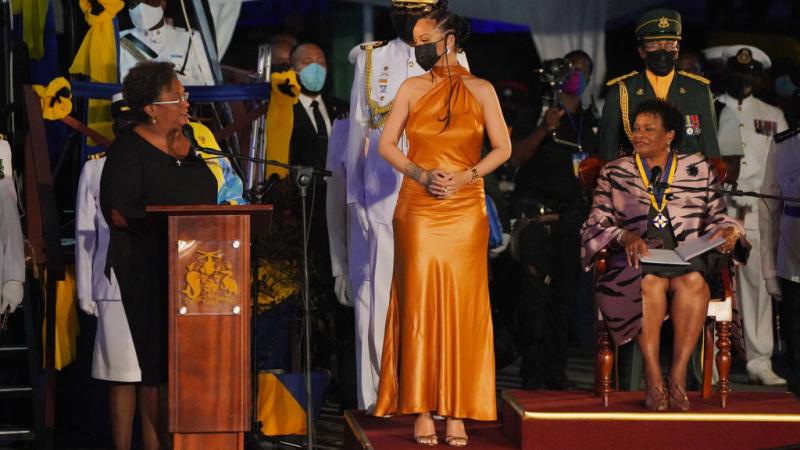 نجمة الغناء ريهانا خلال الاحتفال بجمهورية باربادوس وتعيينها بطلة قومية (غيتي) 