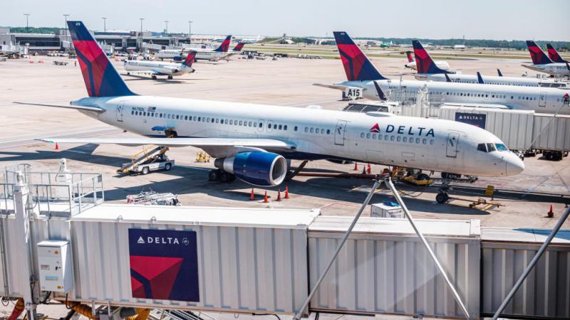 دفع حادث إطلاق نار عرضي بعشرات الركاب في مطار أتلانتا إلى البحث عن مكان للاختباء (غيتي)