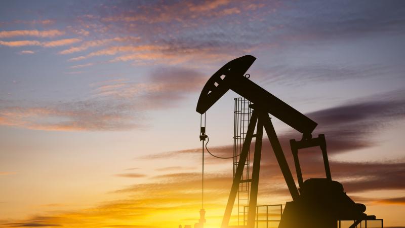 تتوقع اللجنة الاقتصادية في أوبك أن يؤدي السحب من مخزونات النفط إلى زيادة الفائض في السوق العالمية بمقدار 1.1 مليون برميل يوميًا