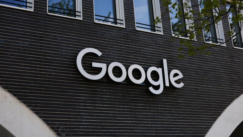 ثبت القضاء الأوروبي غرامة مالية ومقدارها 2,4 مليار يورو على شركة "غوغل" الأميركية (غيتي)