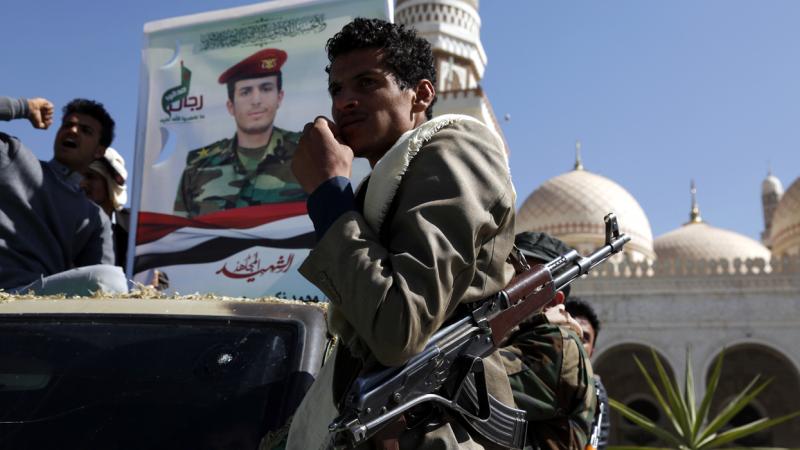 أثار انسحاب قوات مدعومة إماراتيًا حفيظة الرأي العام في اليمن ونفت الحكومة علمها بهذا الانسحاب (غيتي)