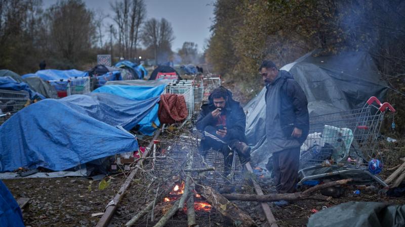 يتجمّع مهاجرون قرب ميناء دونكيرك شمالي فرنسا على أمل الوصول إلى بريطانيا 