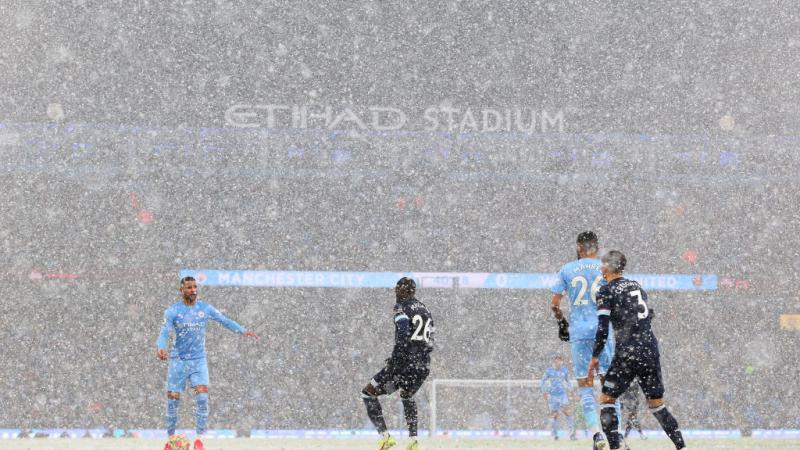 لم تنجح الثلوج المتساقطة على أرضية ملعب الاتحاد في إيقاف مواجهة مانشستر سيتي و وستهام يونايتد (غيتي)