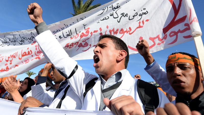 ردد المحتجون هتافات تدعو السلطات إلى إلغاء قرار سن الـ30 (غيتي - أرشيف)