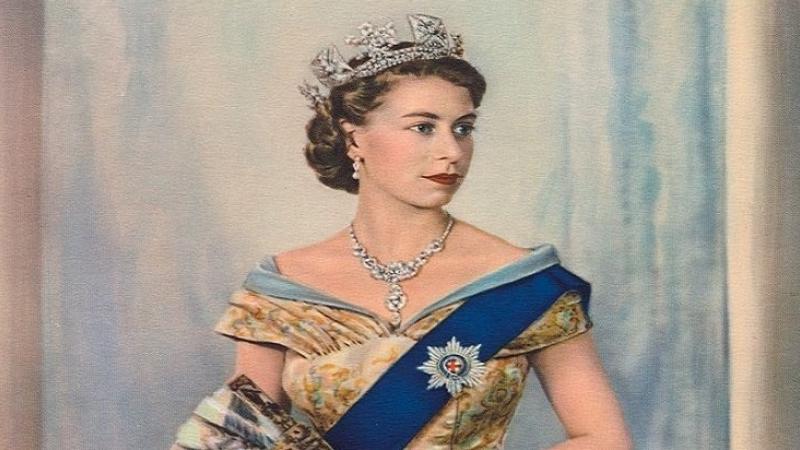 ارتدت الملكة إليزابيث هذا العقد الباهظ في عدد كبير من اللوحات قبل تتويجها ملكة عام 1952 (غيتي)