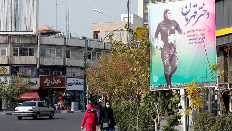 نصبت طهران ملصقات ضخمة لزهرة قدي باعتبارها "فتاة بطلة" (تويتر)
