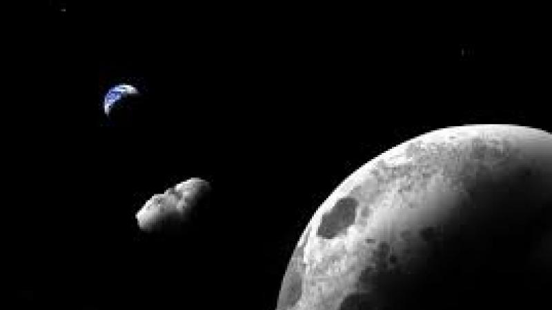 كويكب "كاموواليوا" بين الأرض والقمر
