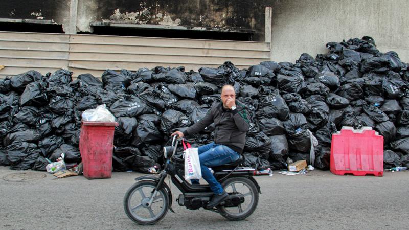 تكدس النفايات في طرقات مدينة صفاقس التونسية 