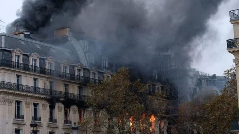 جانب من الحريق الذي اندلع في باريس (تويتر)
