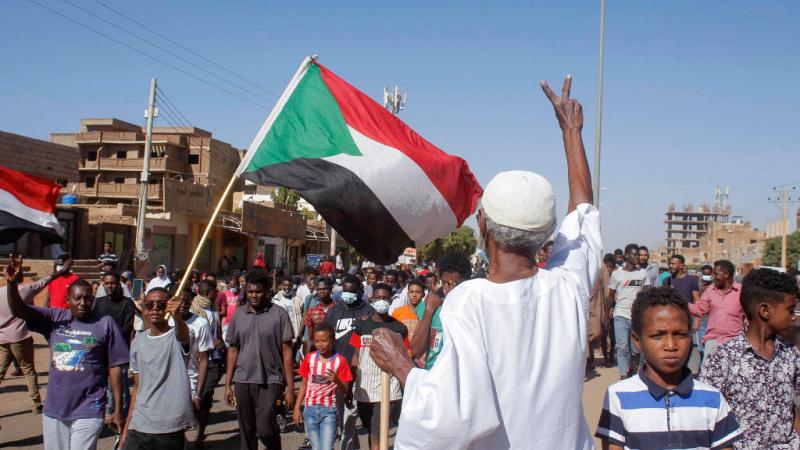 رفضت أحزاب وكيانات سياسية سودانية الاتفاق الجديد في ظل قيام الأمن السوداني بإطلاق الغاز المسيل للدموع في أماكن عدة لتفريق الاحتجاجات