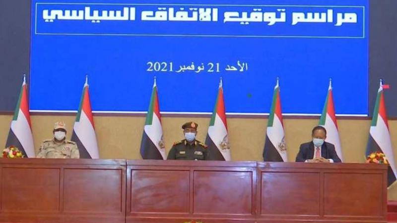 أعلن عن الاتفاق السياسي الجديد بين حمدوك والبرهان خلال مؤتمر صحافي (وسائل إعلام سودانية)