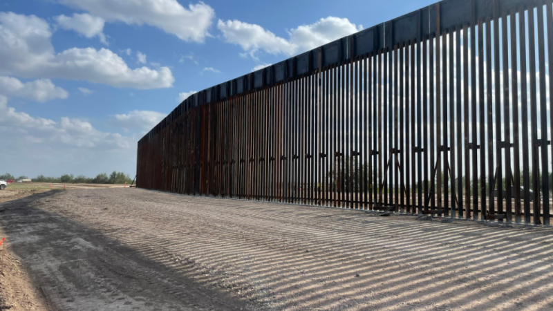 بدأت تكساس رسميًا في بناء جدار حدودي خاص بها على حدود المكسيك (غيتي)