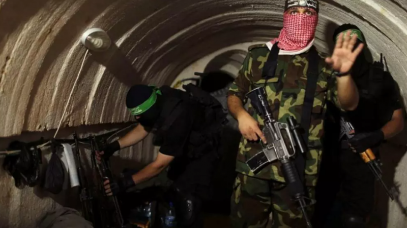 عناصر من كتائب "القسّام" داخل الأنفاق في غزة (المركز الفلسطيني للإعلام)