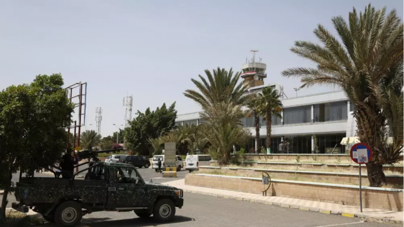 يعتبر التحالف السعودي الإماراتي أن مطار صنعاء بات يمثل "قاعدة عسكرية" لخبراء الحرس الثوري الإيراني (غيتي - أرشيف)